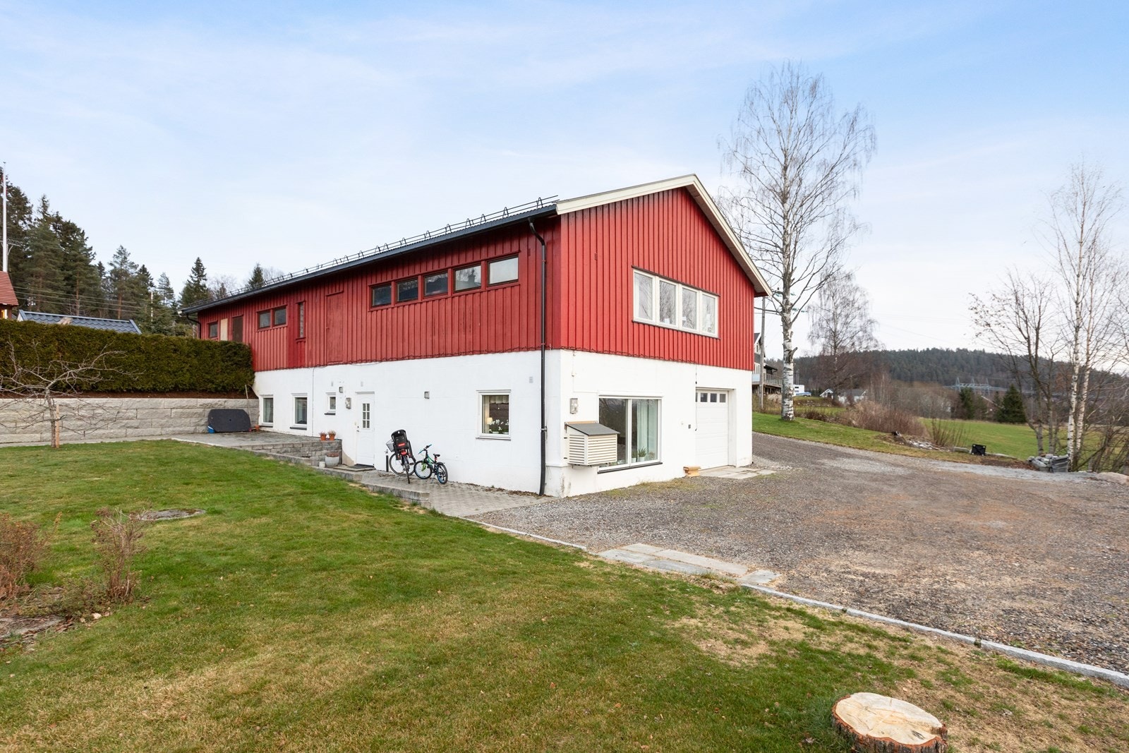 Driftsbygningen/Låven har et totalareal på 379 kvm, hvor det er innredet med store lagerrom, treningsrom, kontor og en ikke godkjent gjesteleilighet. Galleribilde