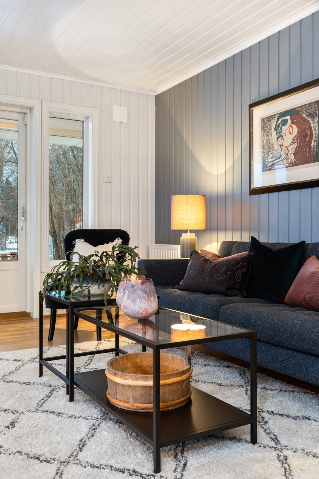 Stuen har en grå kontrastvegg. Galleribilde