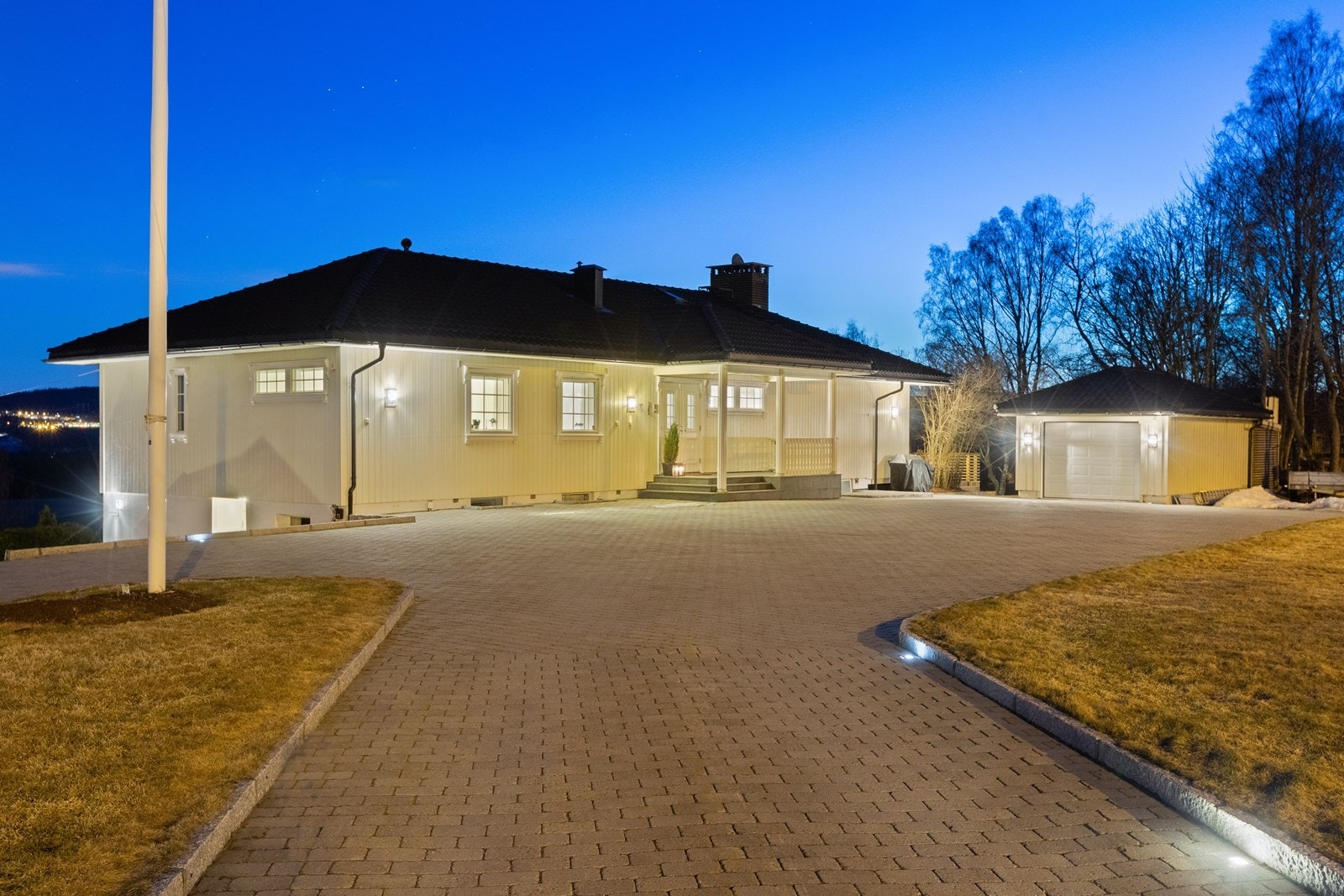 Solbergveien 207 er en særdeles flott enebolig over to plan, på hele 305 kvm. Galleribilde