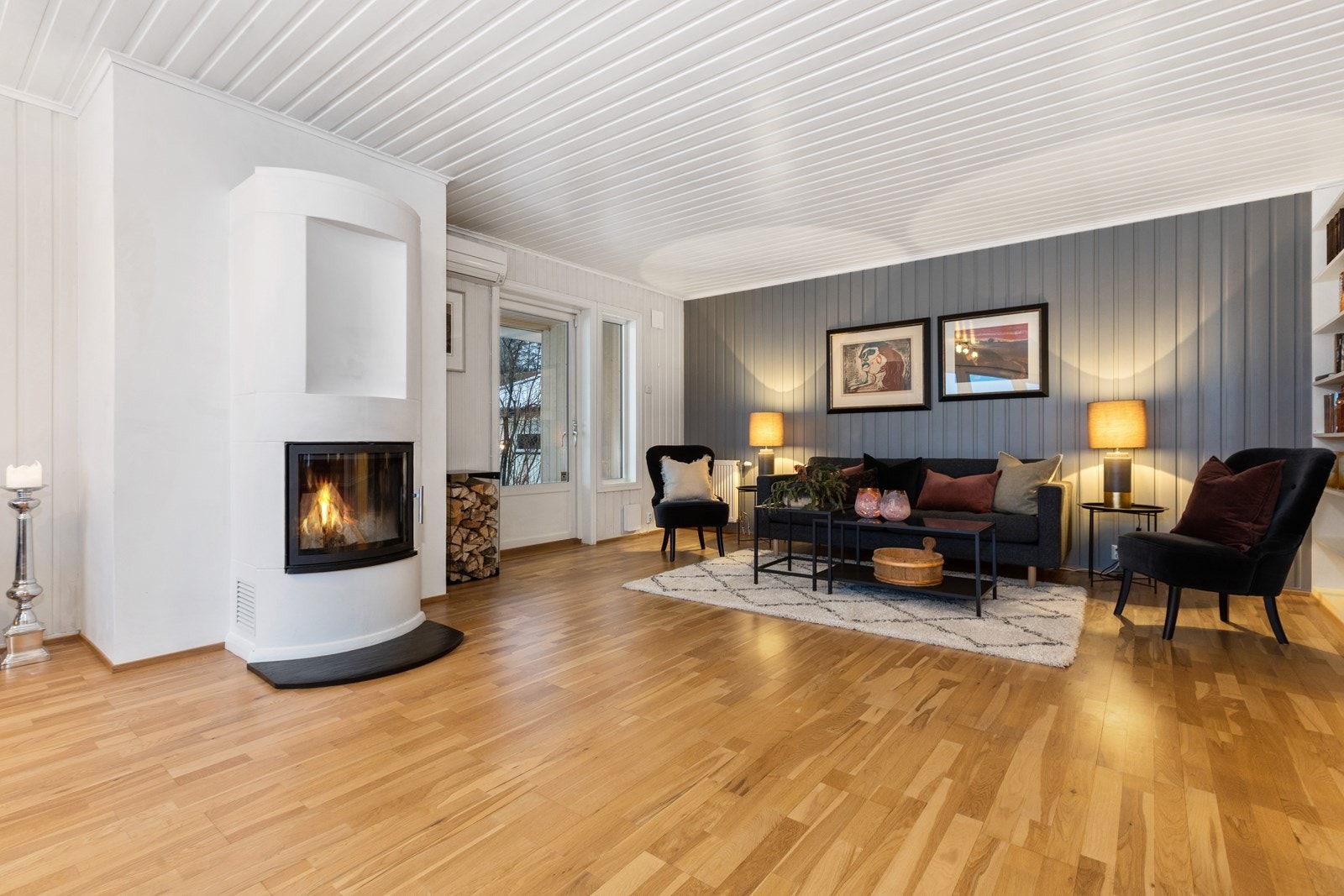 Gulvet har eikeparkett og det er veggpanel i hvitt og grått. Galleribilde