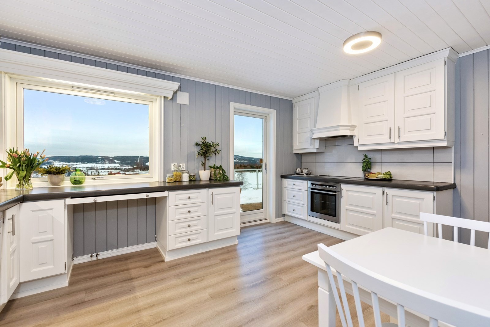 Innredningen er fra 2004, men ble malt opp i 2017. Galleribilde