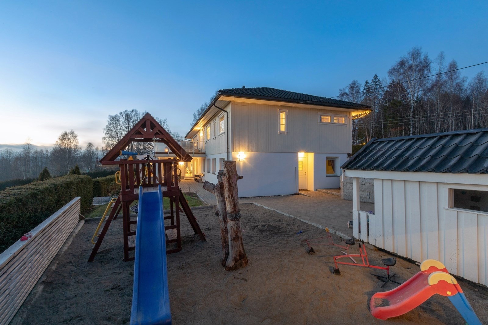 Eiendommen er opparbeidet med egen lekeplass for de minste! Galleribilde