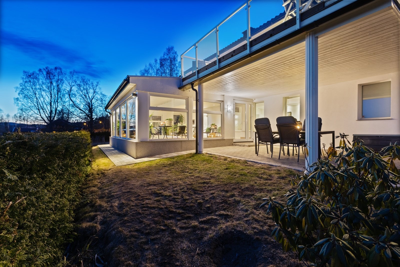 Eiendommen er opparbeidet i "parkmessig stand" med mange fine uteplasser og løsninger. Galleribilde