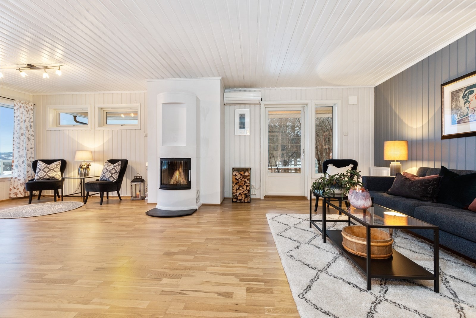 Sentralt i stuen er det en flott peisinnsats med knitrende kos som kan nytes fra sofakroken, så vel som spiseplassen. Galleribilde