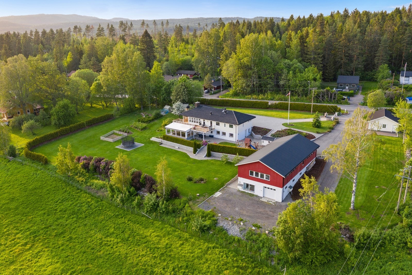 Eiendommen ligger i naturskjønne og usjenerte omgivelser, ca. 4 km utenfor Skedsmokorset i Skedsmo kommune. Galleribilde