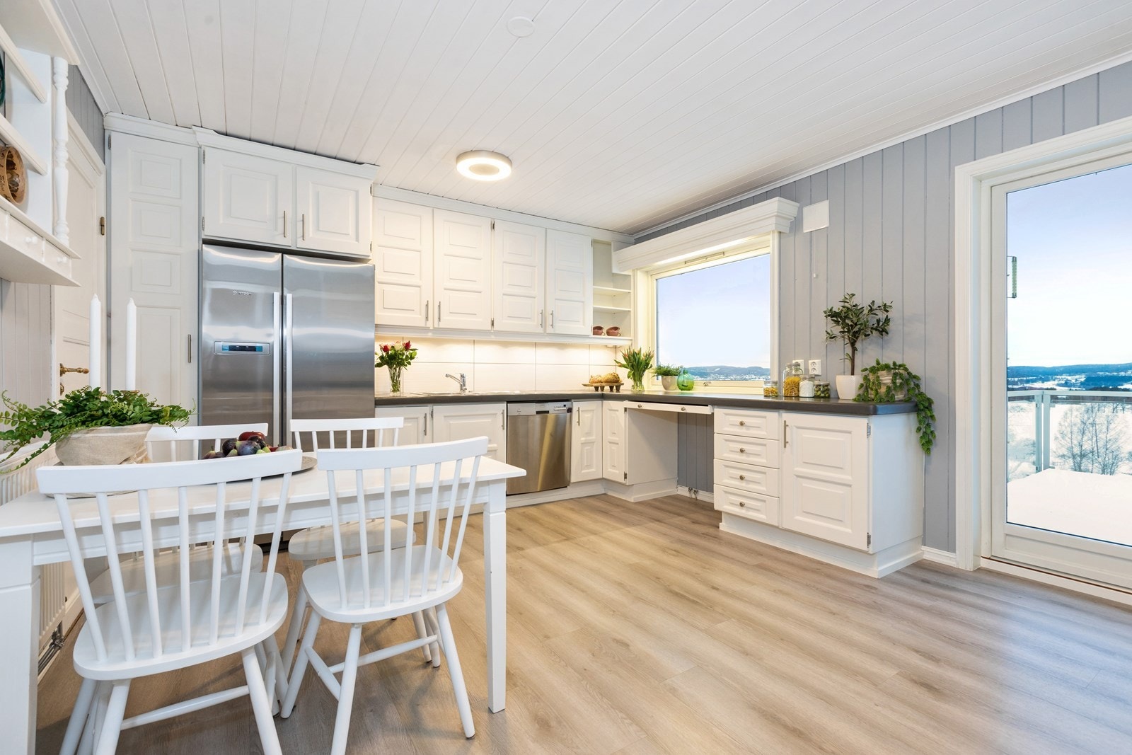 Kjøkkeninnredningen består av flere enheter, slik at man har godt med armslag ved benken, og det bys på rikelig med skapplass. Galleribilde