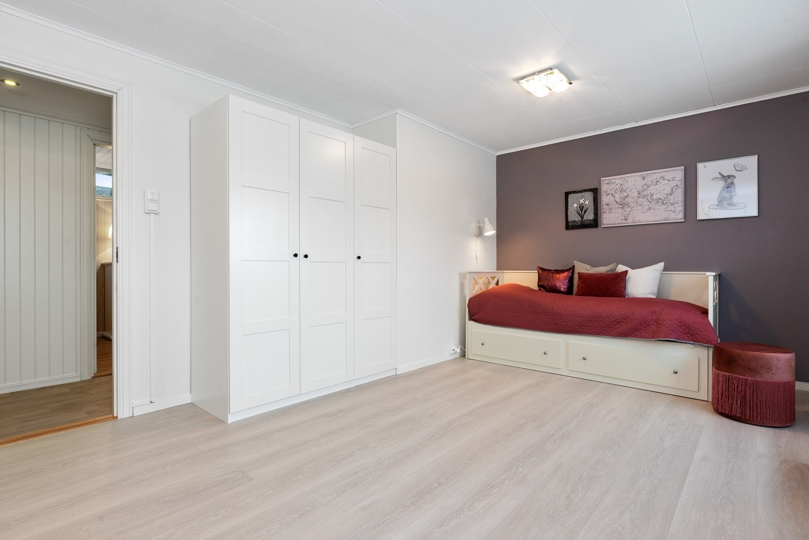 Soverommet har lyse moderne flater og godt med skapplass. Galleribilde