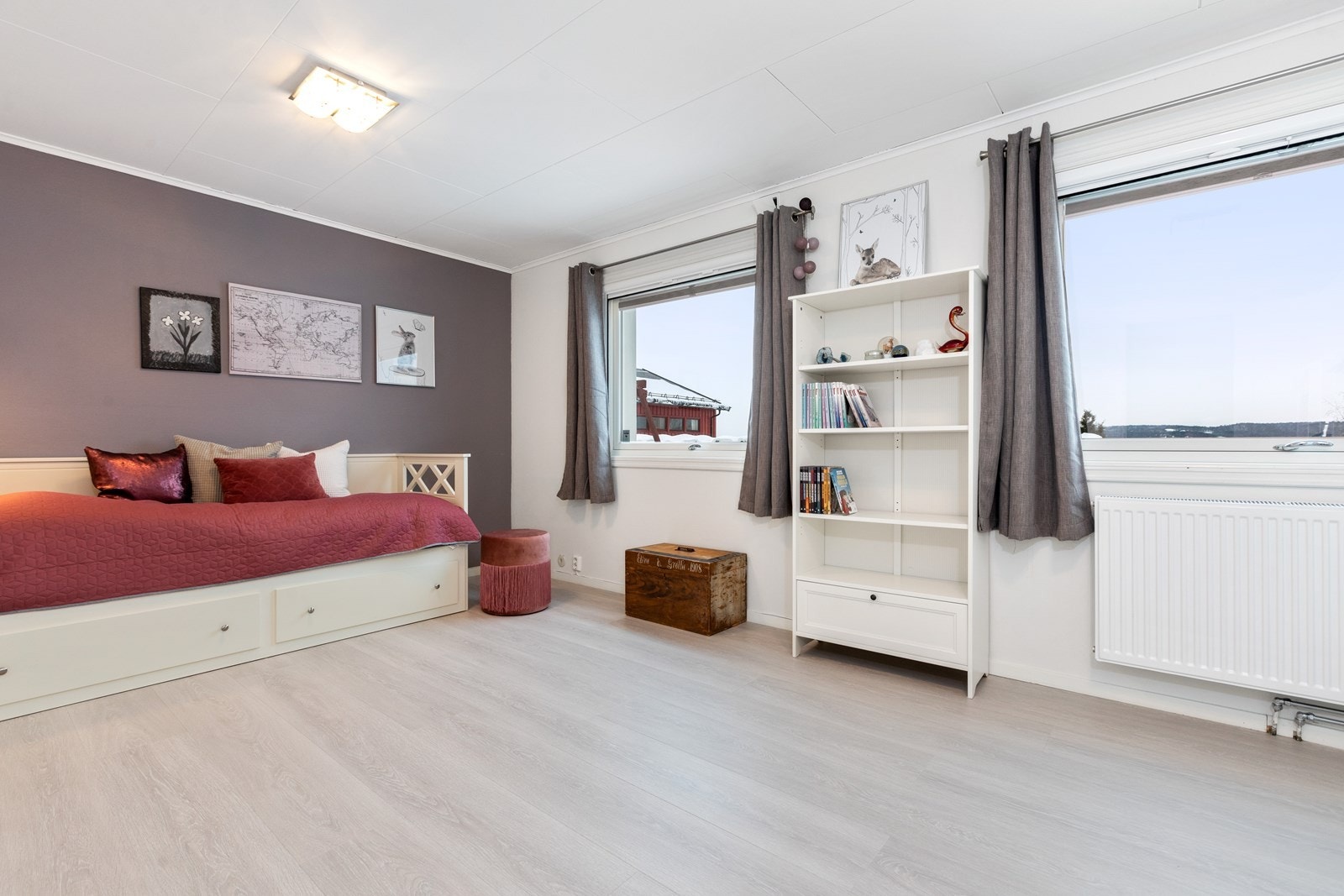 Boligen har 6 romslige soverom, 2 av disse er opprinnelig godkjent som kontor og disponibelt rom. Galleribilde