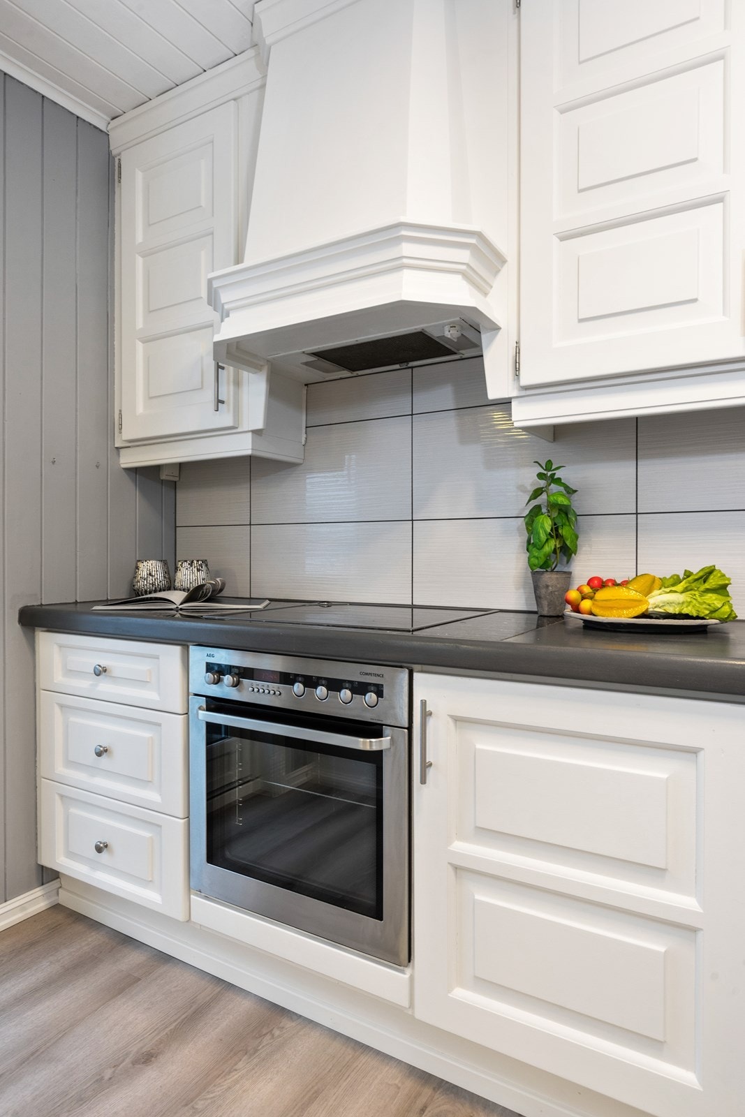 Kjøkkenet har keramisk topp, stekeovn og ventilator. Galleribilde