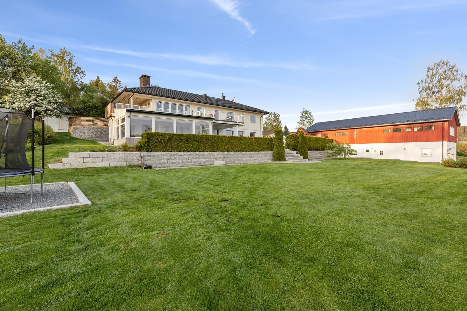 I underetasjen i driftsbygning/låve er det innredet en 3-roms gjesteleilighet. Det gjøres oppmerksom på at denne ikke er godkjent hos kommune. Galleribilde