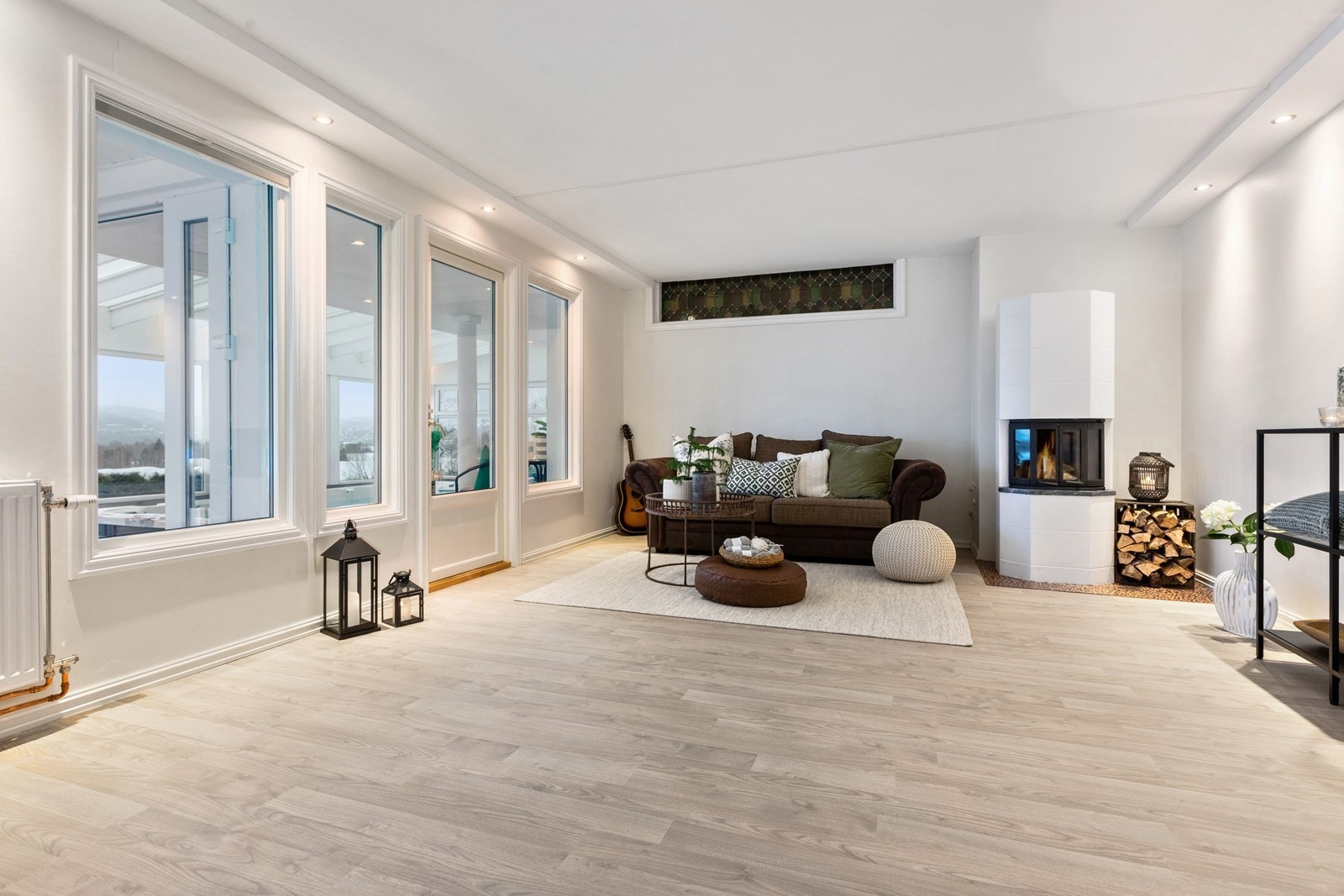 Kjellerstuen kommer godt med for barnefamilien og er et romslig ekstra oppholdsrom, perfekt for spill- og tv-kvelder. Galleribilde