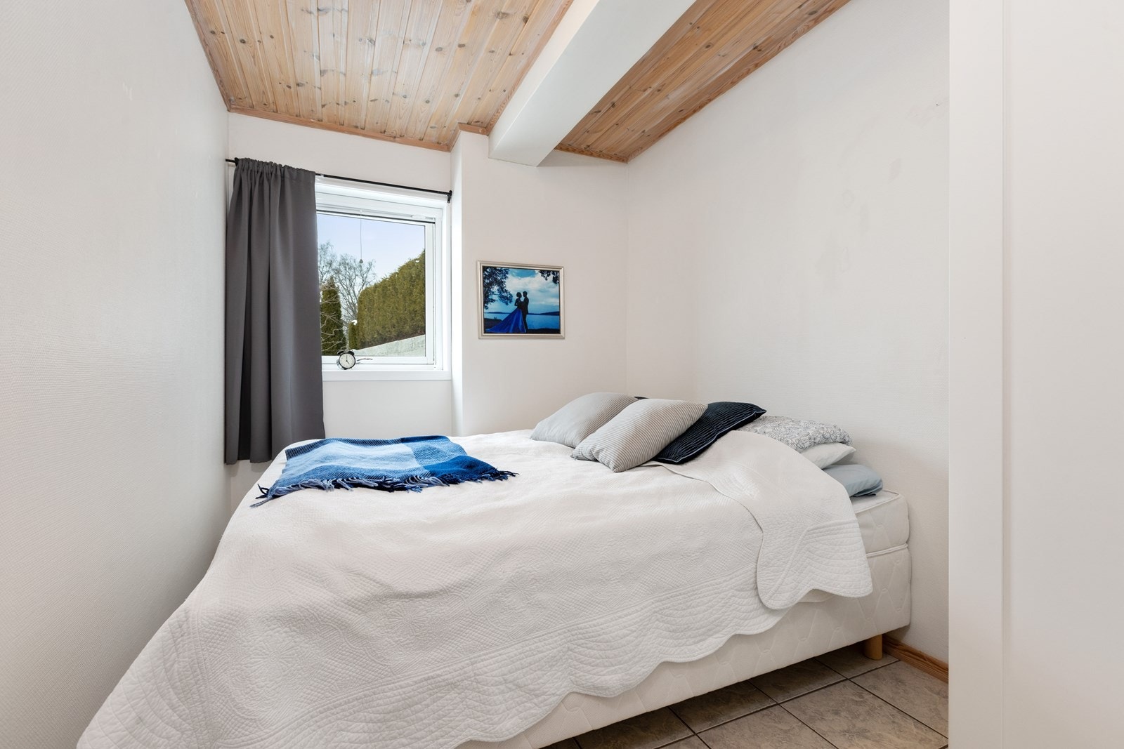 Begge soverommene i gjesteleiligheten er lyse og pene. Galleribilde