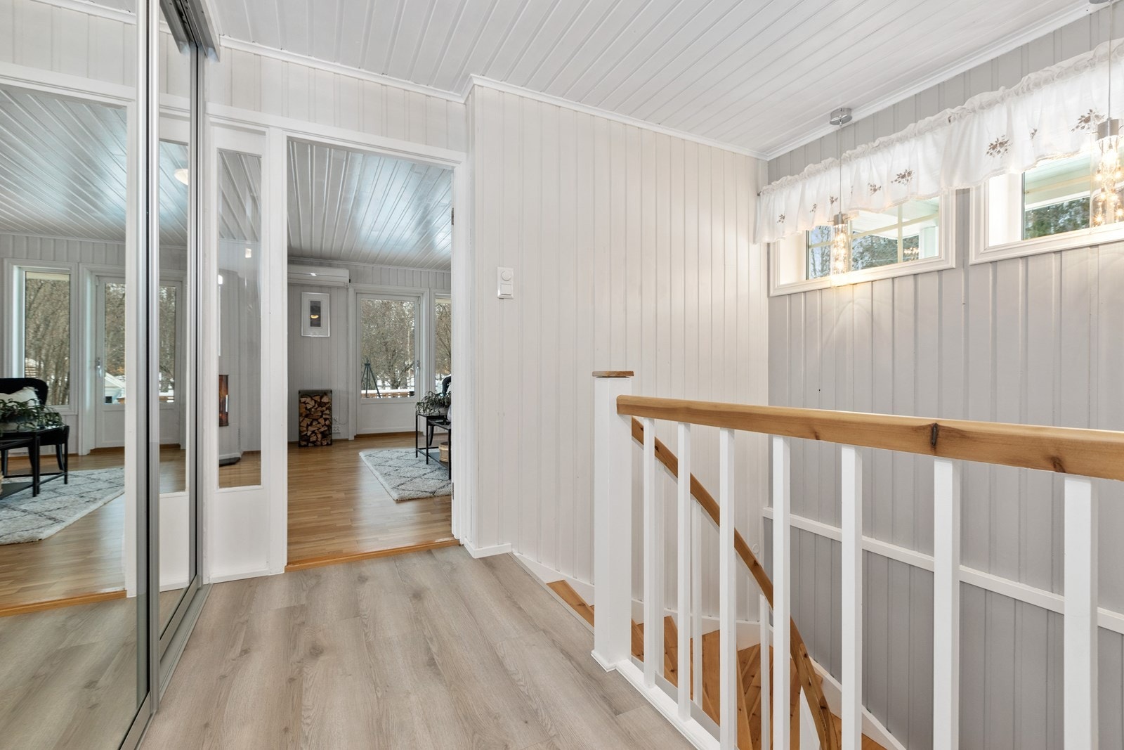 Gangen har en romslig skyvedørsgarderobe. Galleribilde