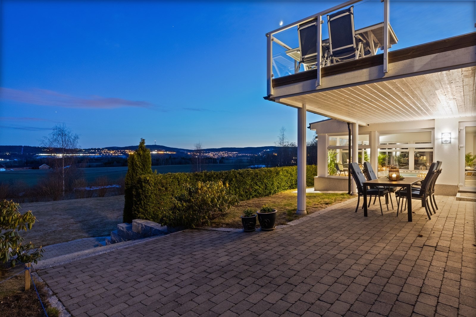 Fra bassengområdet har man utgang til en pent opparbeidet uteplass. Galleribilde