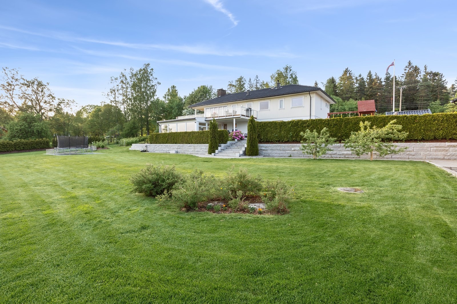 To robotgresslippere går kontinuerlig, for å sørge for at hagen alltid er nyklippet. Galleribilde