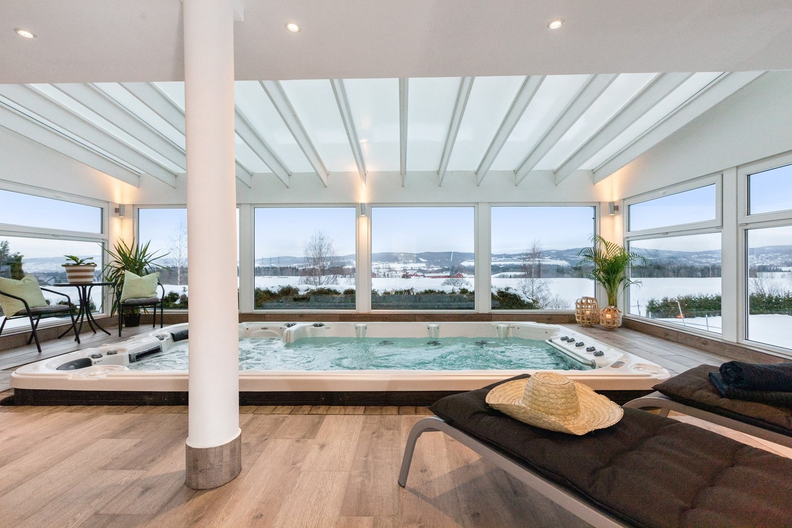 Gulvet rundt bassenget har naturpreg for et rent uttrykk, og det er downlights i tak og vannbåren gulvvarme. Galleribilde