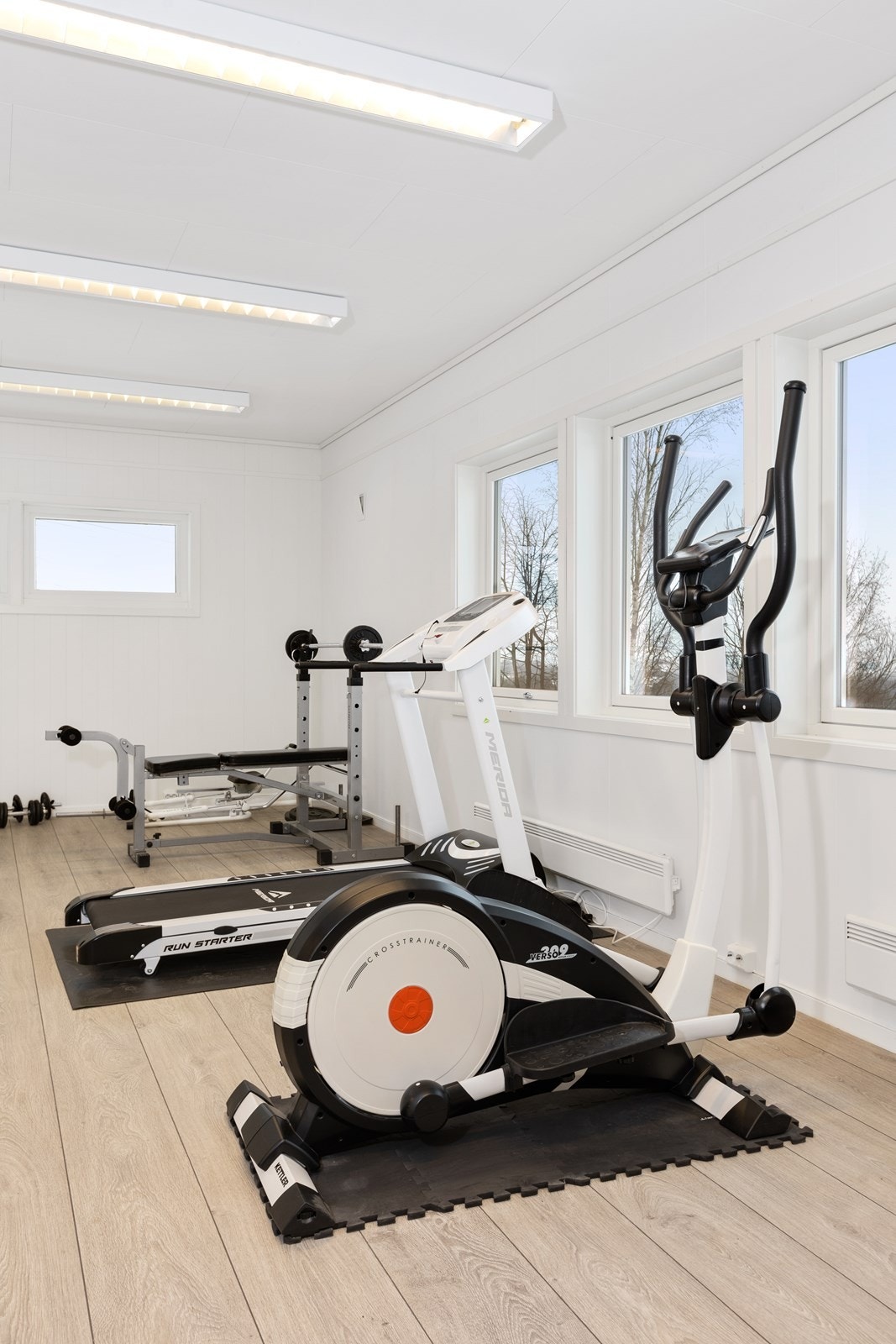 Driftsbygning/låve med treningsrom. Galleribilde