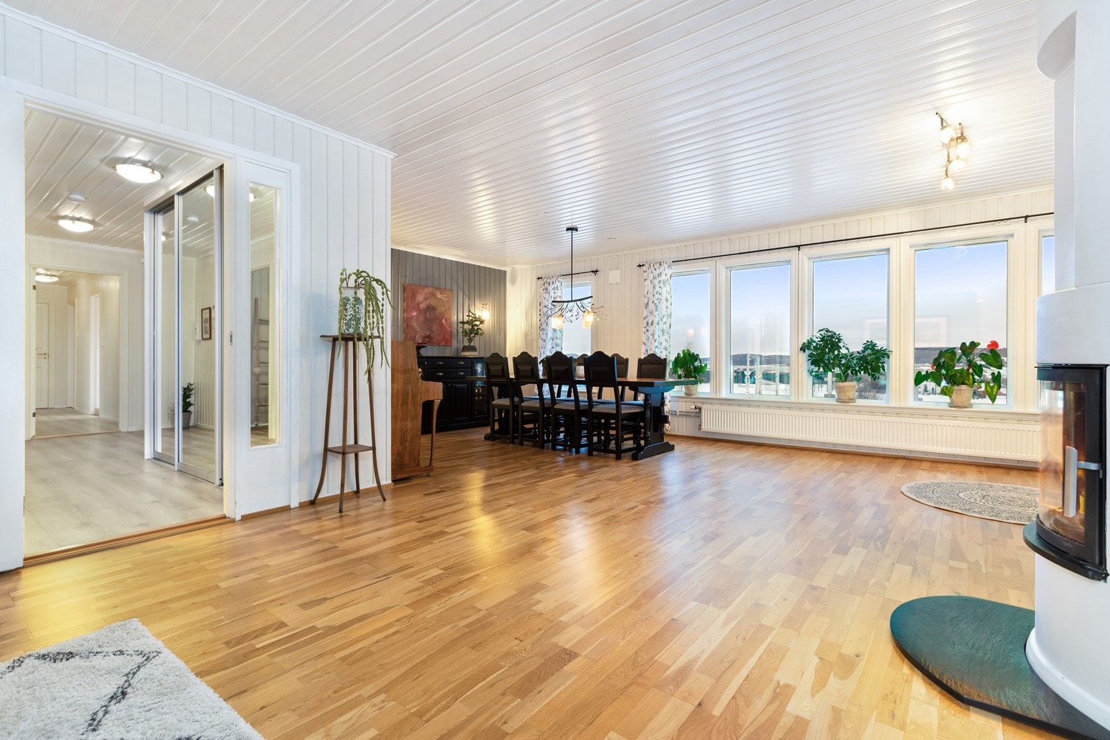 Romslig stue med god plass til spisestue. Galleribilde