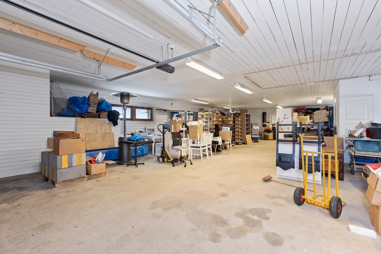 Bygget er smart innredet over 2 plan med gode lagringsmuligheter og industriporter. Galleribilde