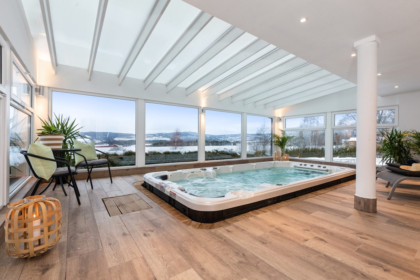 Det er lite å utsette på den flotte utsikten fra bassengområdet Galleribilde