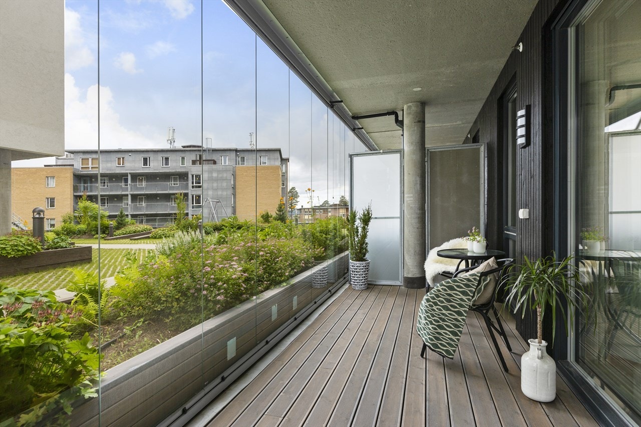 Nydelig innglasset terrasse med plass til flere hyggelige sittegrupper, og kanskje en liten kjøkkenhage. Galleribilde