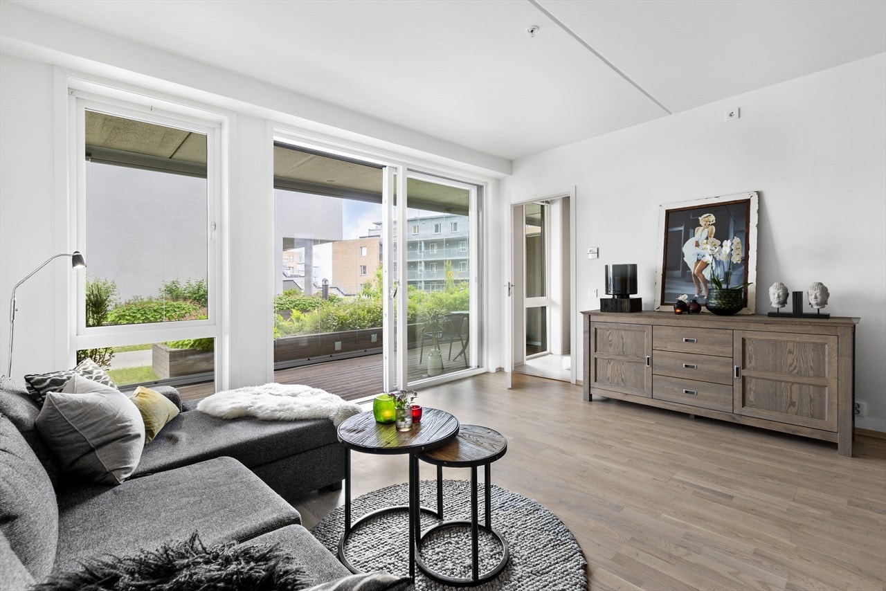 Fra stuen er det utgang til innglasset terrasse på ca. 13 kvm. Galleribilde