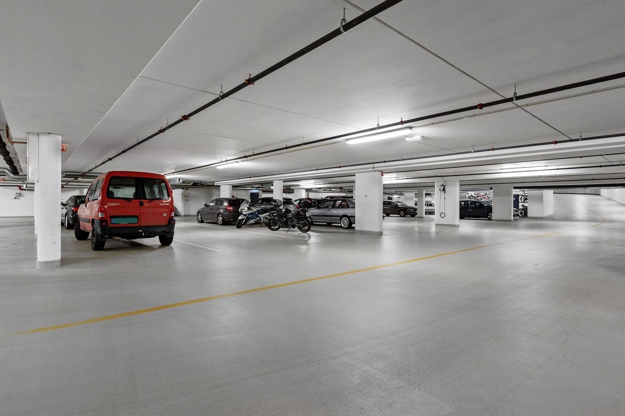 Leiligheten har to garasjeplasser i felles oppvarmet garasjeanlegg. Galleribilde