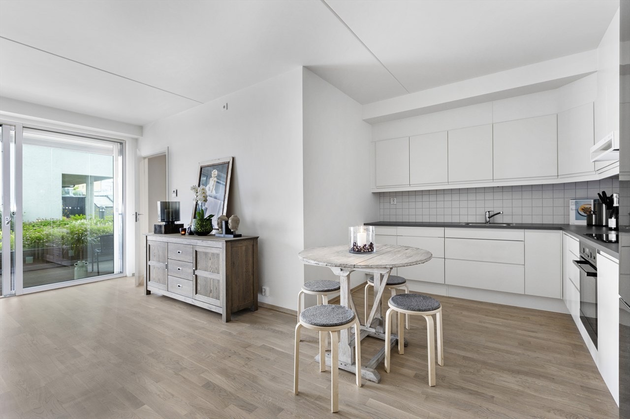 Kjøkkenet byr på rikelig med benke- og lagringsplass. Galleribilde