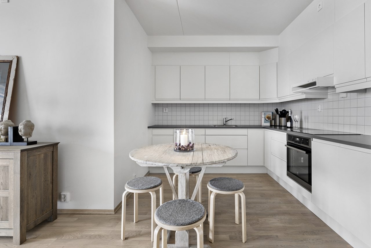 Lys og gjennomgående kjøkken, hvor hyggelige måltider kan nytes. Galleribilde