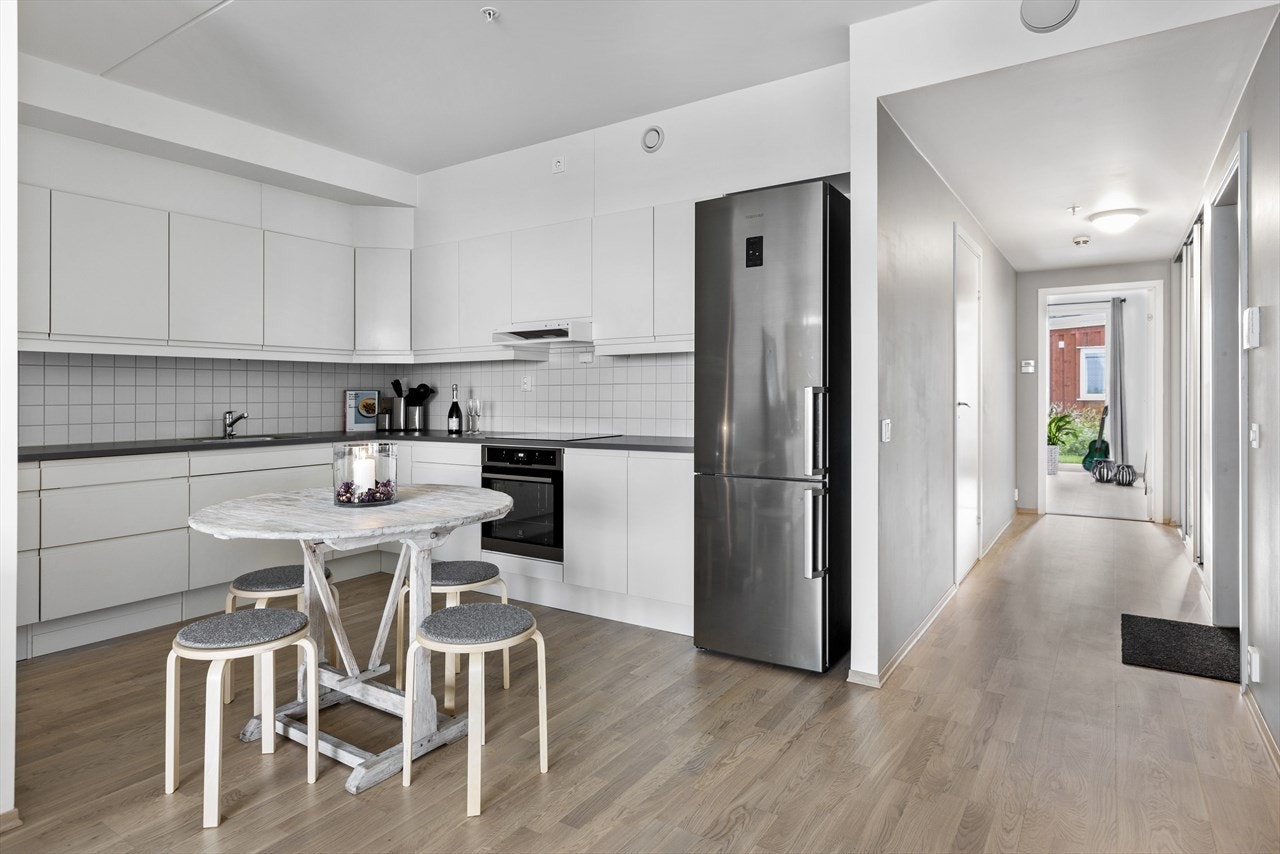 Hvit glatt kjøkkeninnredning fra Sigdal med integrerte hvitevarer. Galleribilde