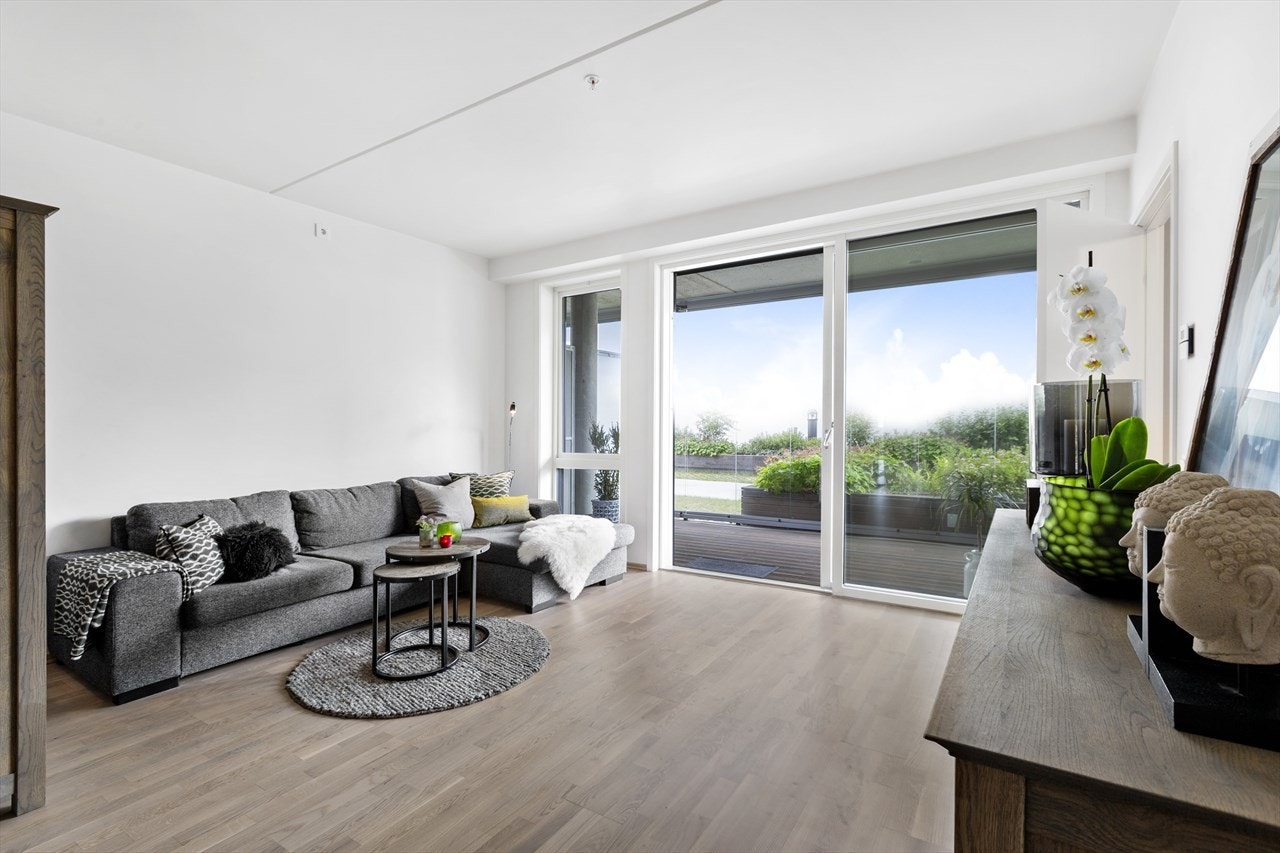 Lys og gjennomgående 3-roms med store vindusflater som slipper inn rikelig med dagslys. Galleribilde