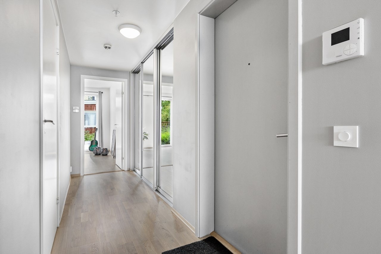 Stor skyvedørsgarderobe med speilglass, og godt med oppbevaringsmuligheter. Galleribilde