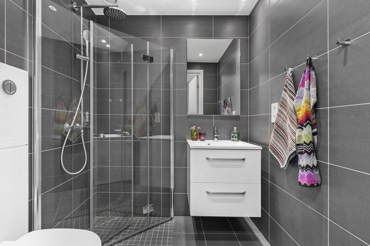 Delikat og flislagt bad med inngang fra hovedsoverommet. Galleribilde