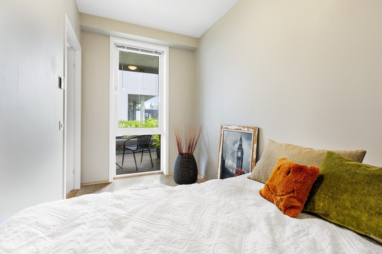 Nymalt soverom i en behagelig gråtone. Galleribilde