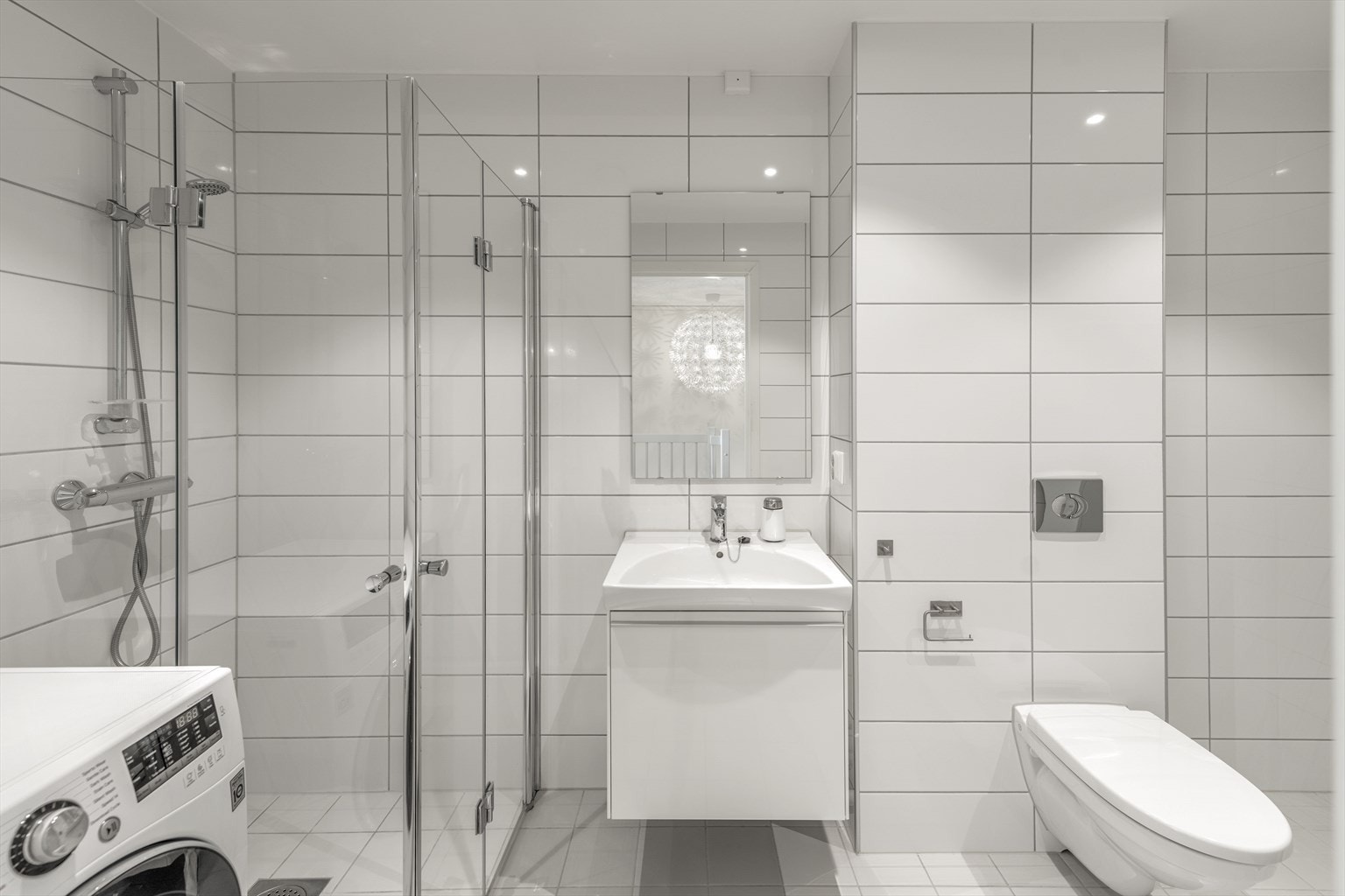 Det andre badet er stilrent og innredet med blant annet downlights. Galleribilde