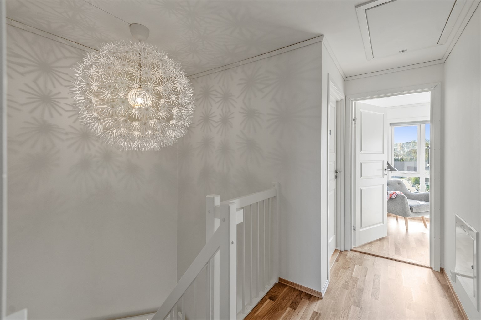 Trapperommet i 2. etasje leder videre til de tre soverommene og et baderom. Galleribilde