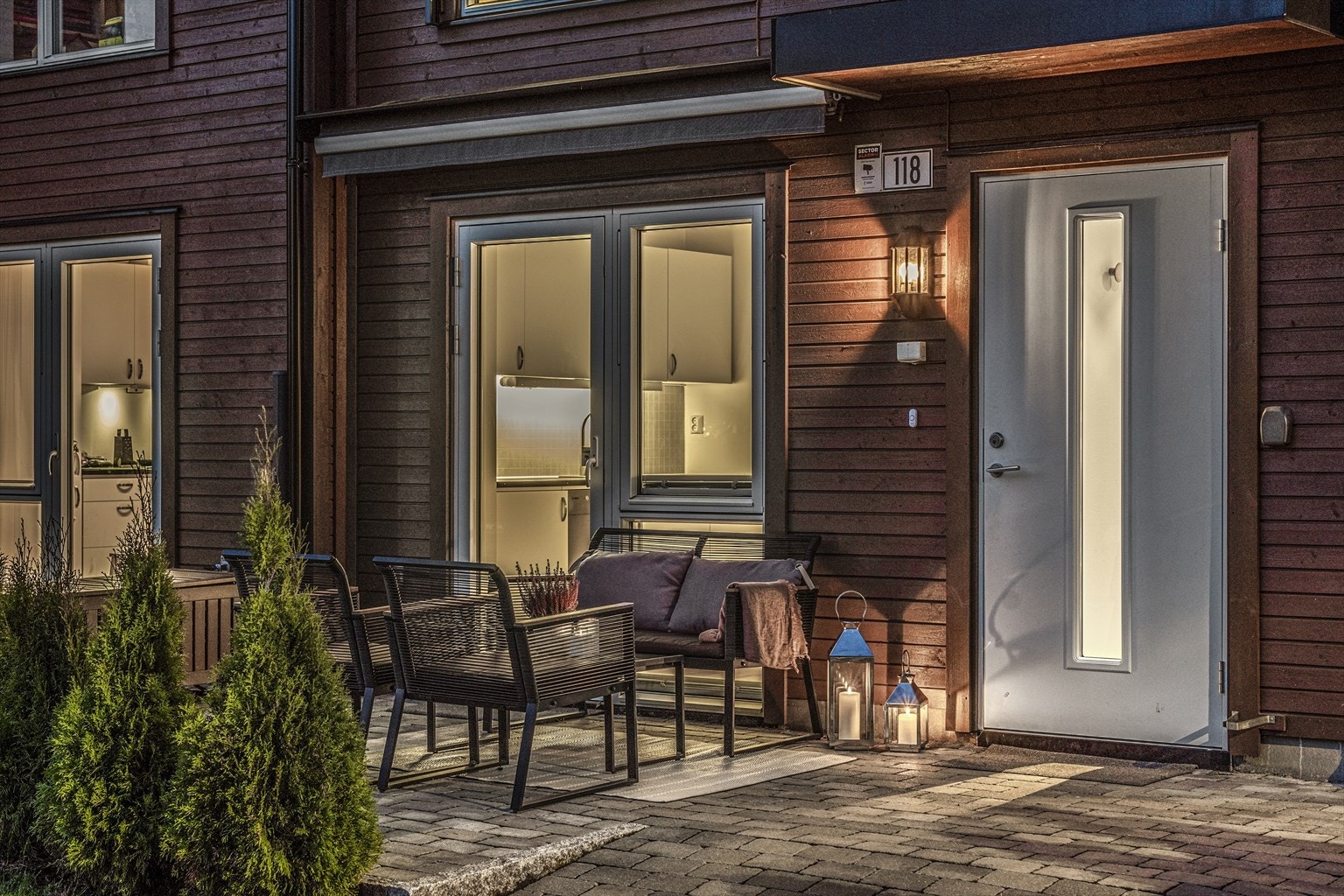 Selger har utvidet inngang med belegningsstein, etablert plen og plantet tuja. Galleribilde