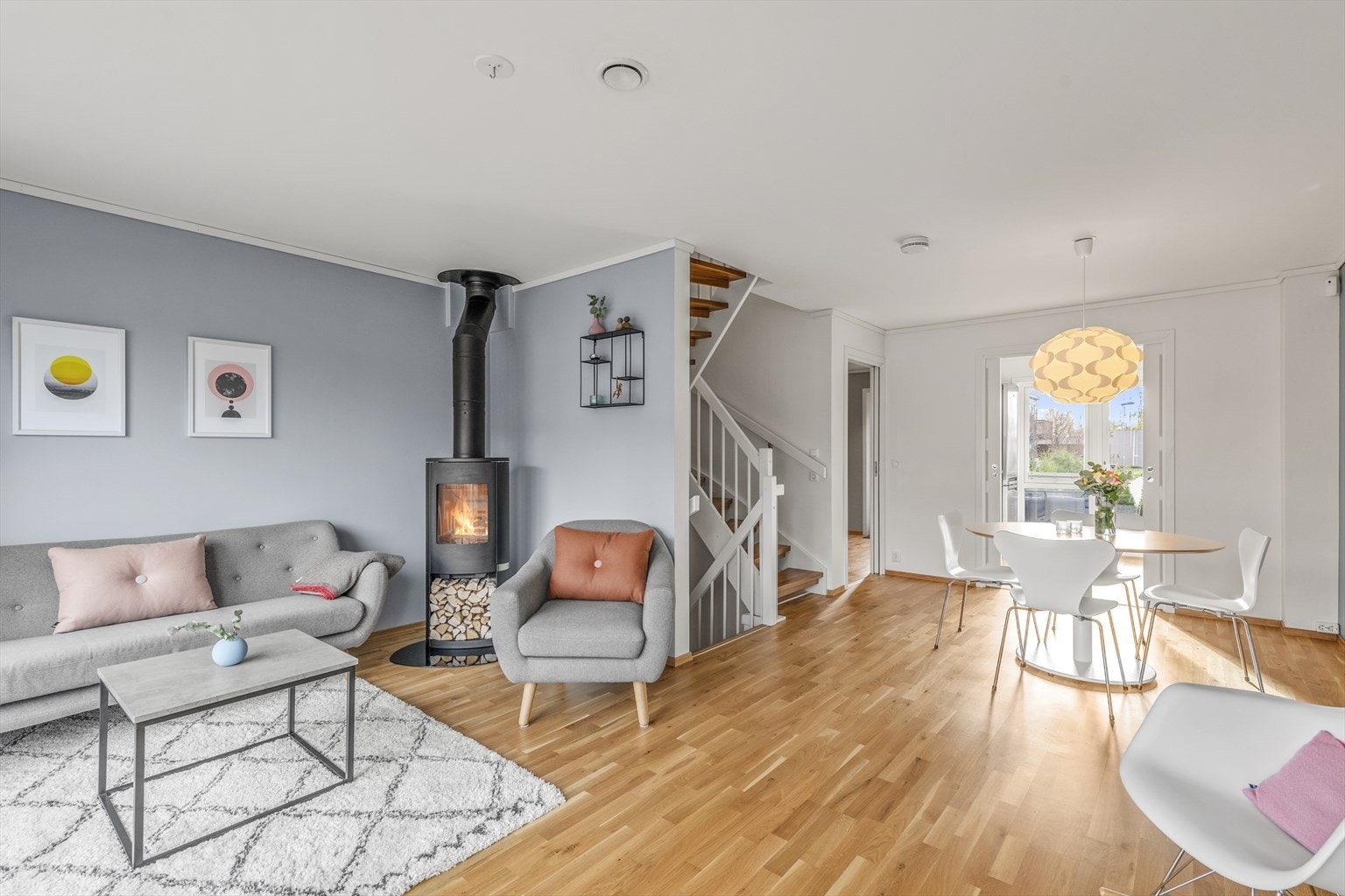 I overgangen mellom kjøkkenet og stuen er det god plass til et spisebord hvor hyggelige måltider kan nytes i lag meg venner og familie. Galleribilde