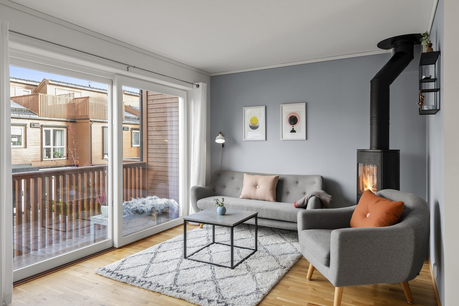 Stuedelen er utstyrt med en stemningsfull peis med glassdør for ekstra varme og hygge. Galleribilde