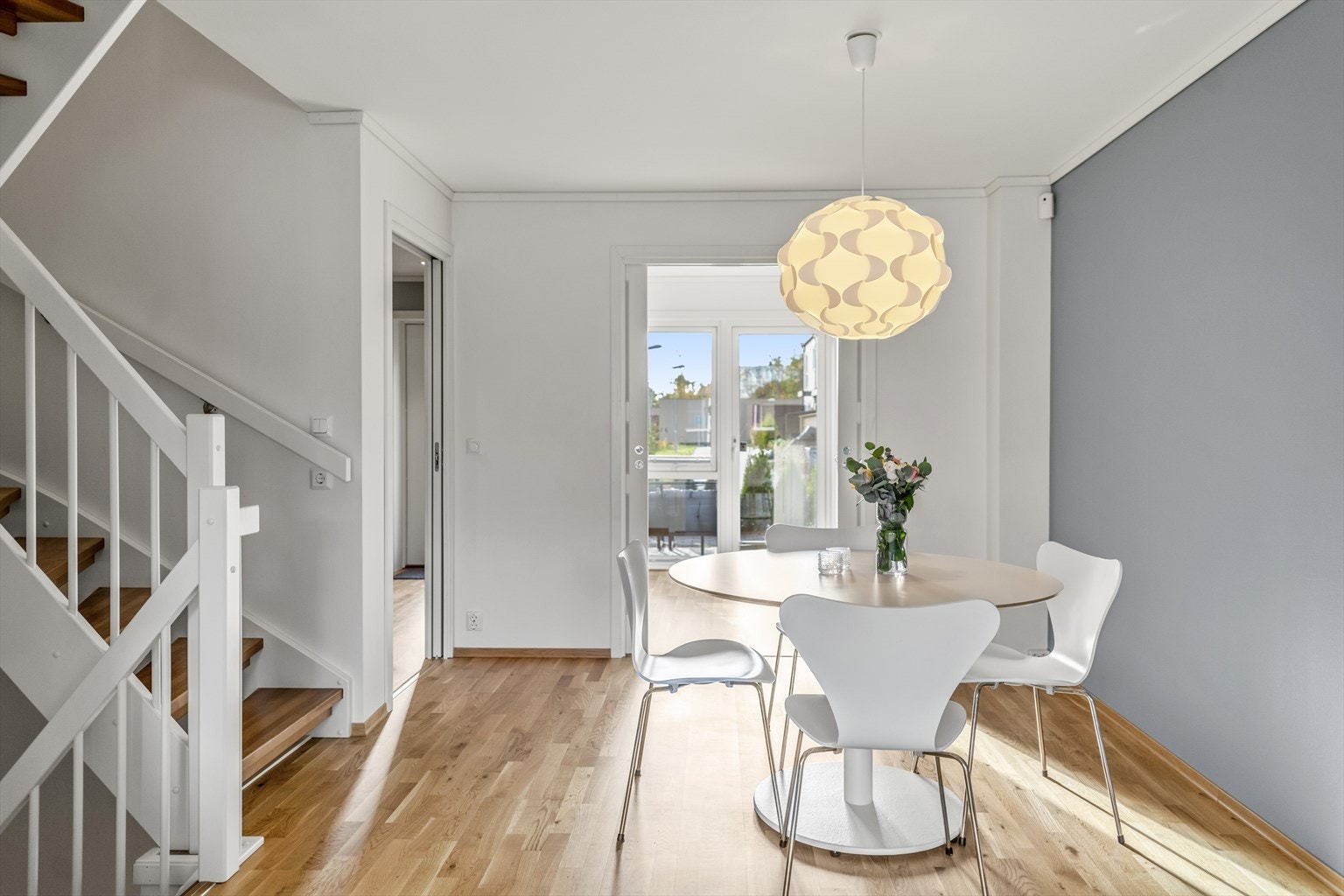 Spisestue i overgangen mellom ste og kjøkken. Galleribilde