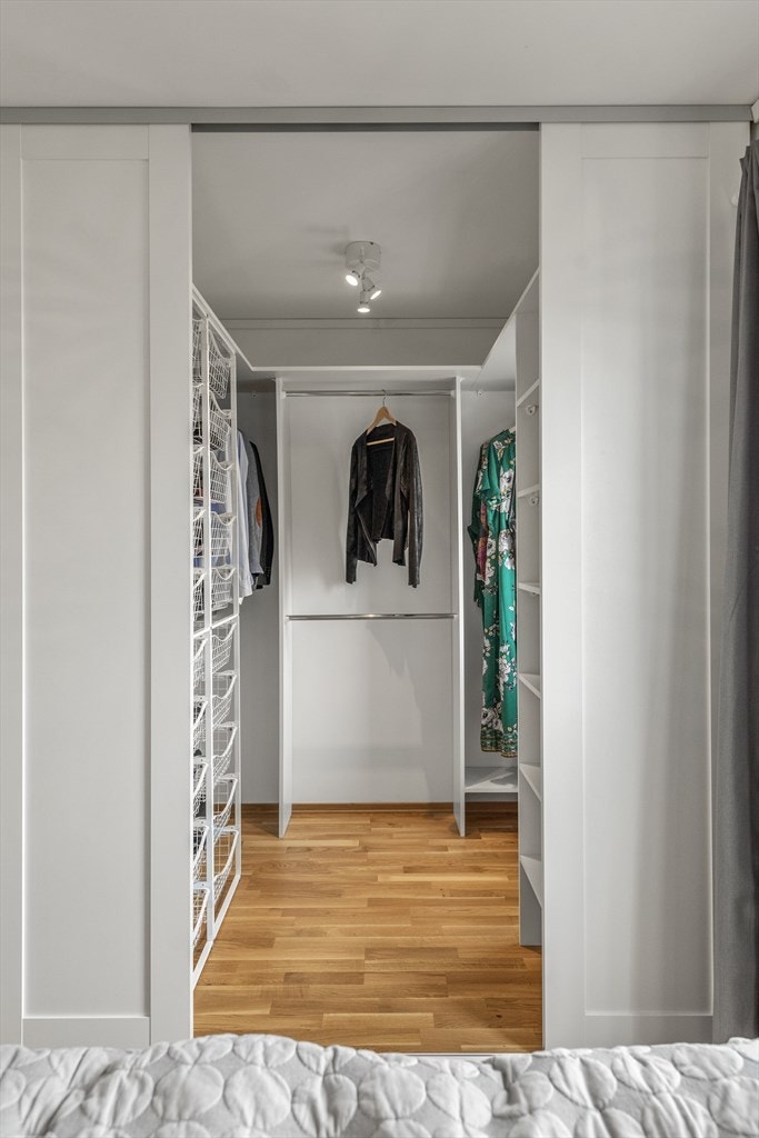 "Walk-in closet" i tilknytning til hovedsoverommet. Galleribilde