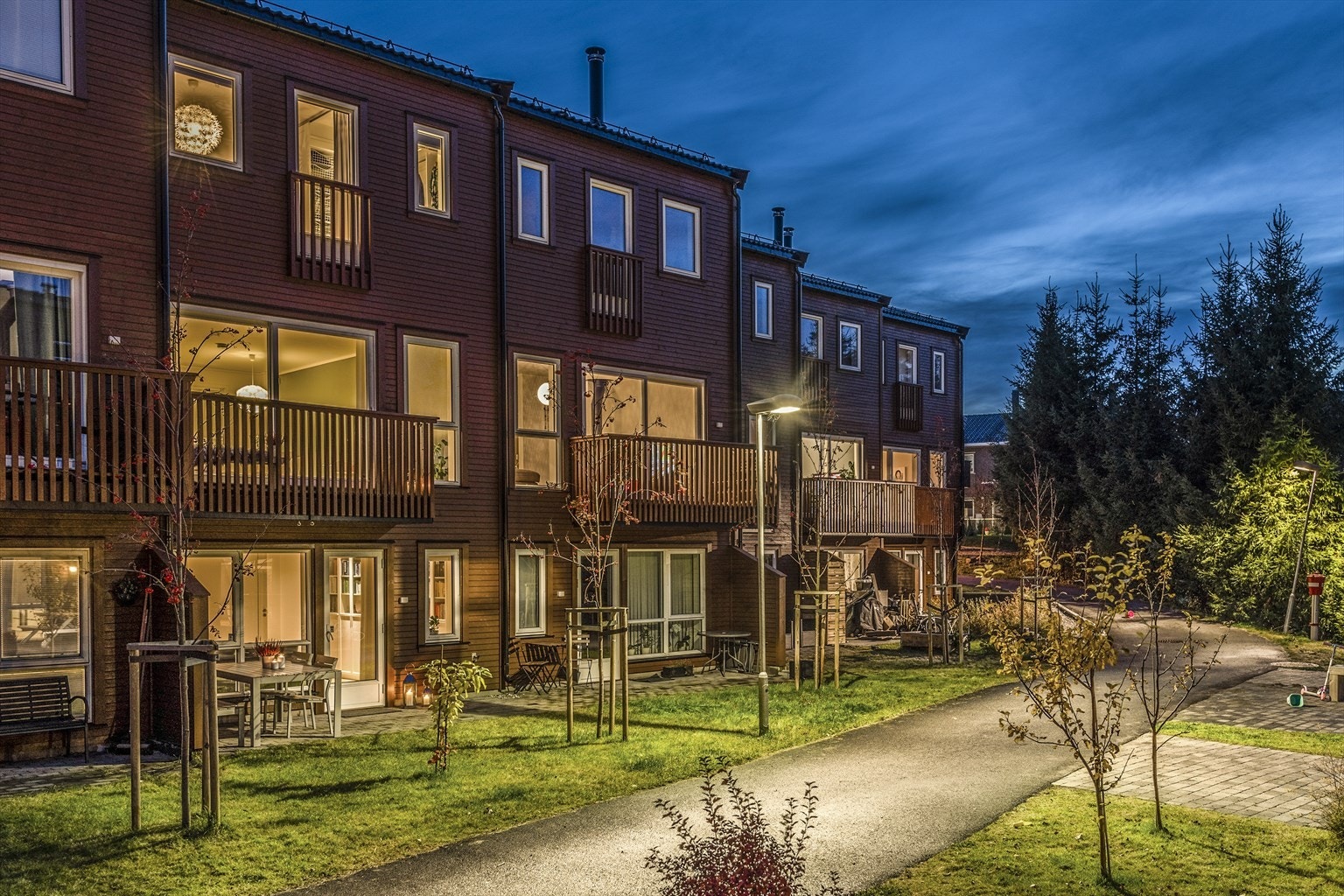 Pent og attraktivt rekkehus fra 2016 med carport og solrike uteplasser. Barevennlig beliggenhet og mulighet for hybel. Galleribilde