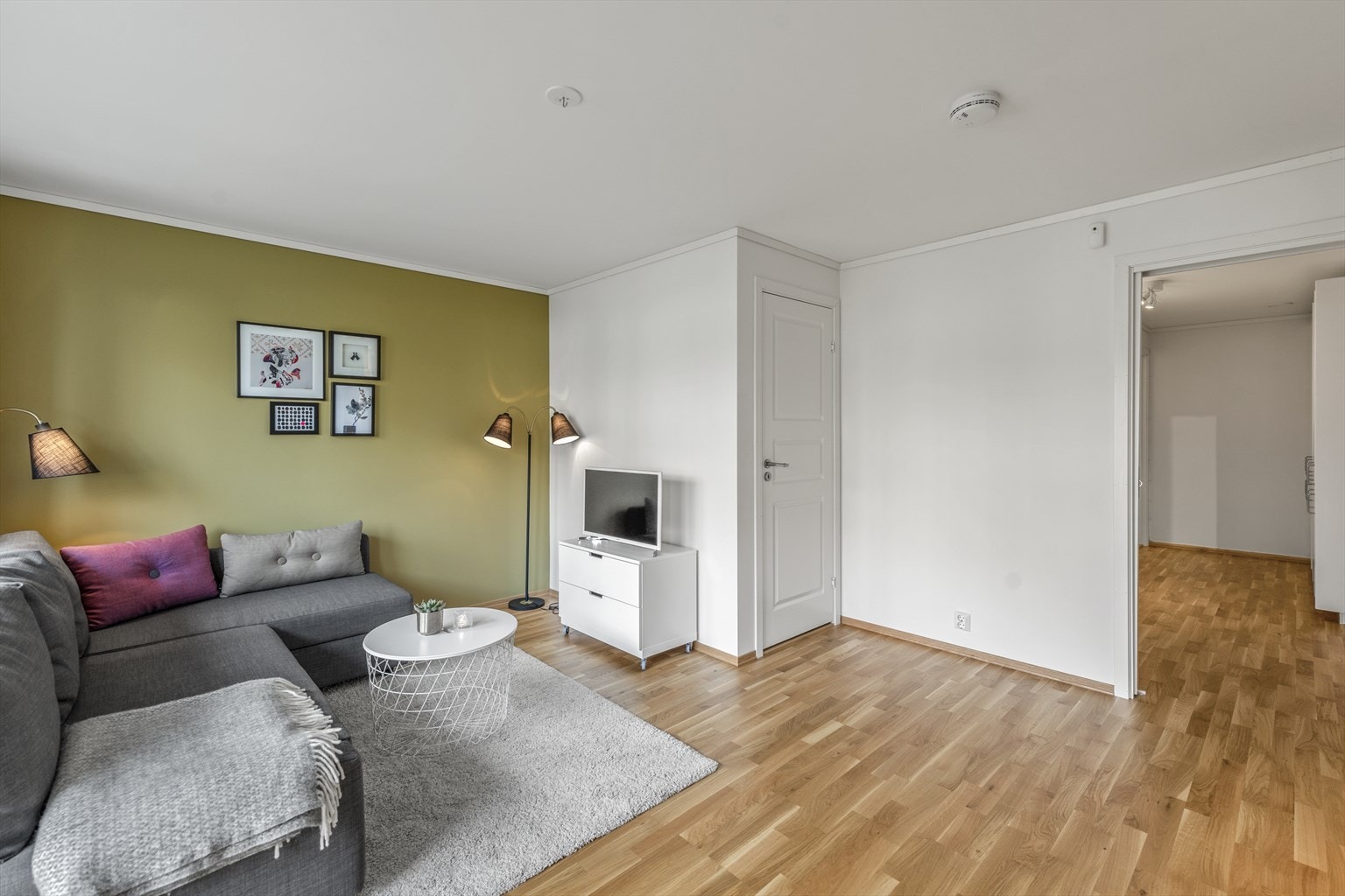 Boligens underetasje har egen inngang, og mulighet for kjøkken, bad, bod og en romslig stue. Galleribilde