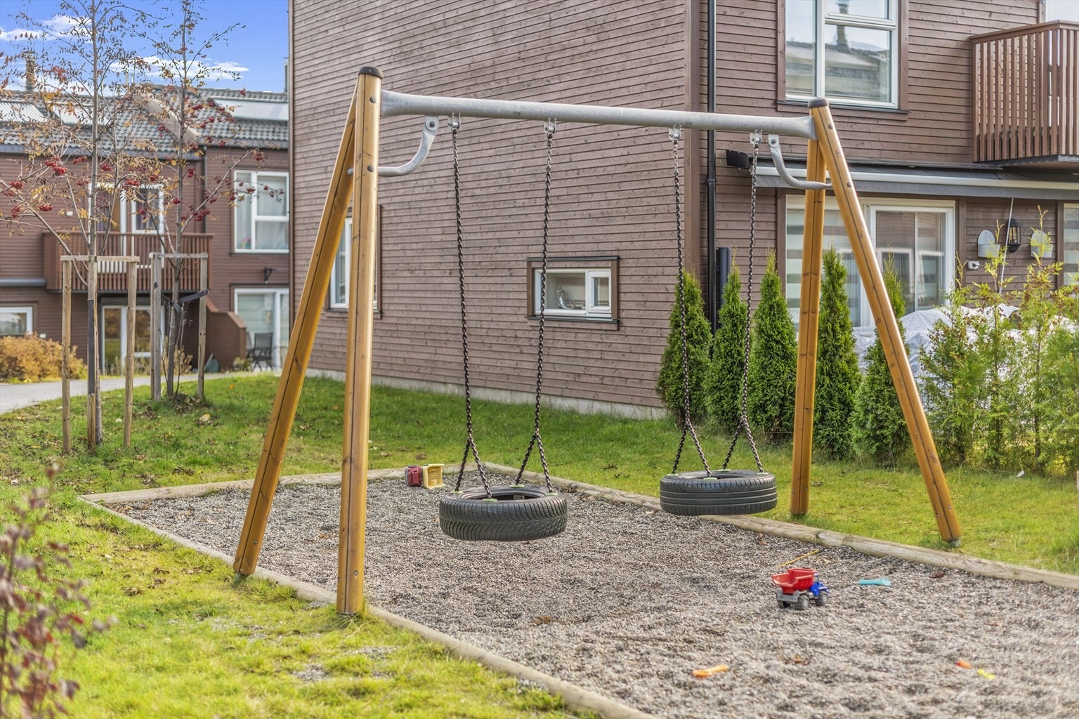 På borettslagets tomt er det flere lekeplasser hvor barn kan leke og kose seg. Galleribilde