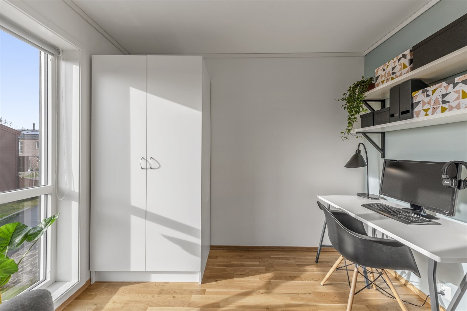 I tillegg har boligen gode lagringsmuligheter med blant annet garderobe i entré, innvendig bod og utvendig bod i tilknytning til carport. Galleribilde