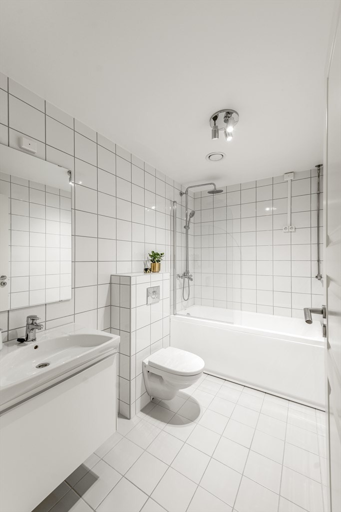 Boligen har to pene bad, ett i andre etasje og ett i underetasjen. Begge badene har gulvvarme, og lyse fliser på gulv og vegger. Galleribilde