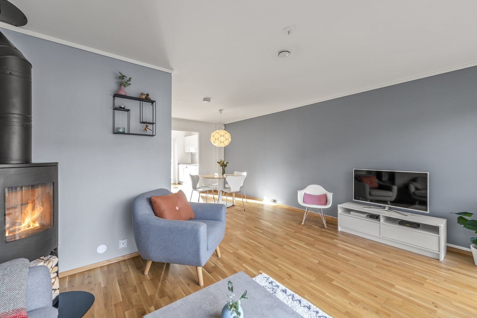 Stuen er malt i lyse fargetoner, og har god plass til sofagruppe med tilhørende møblement. Galleribilde