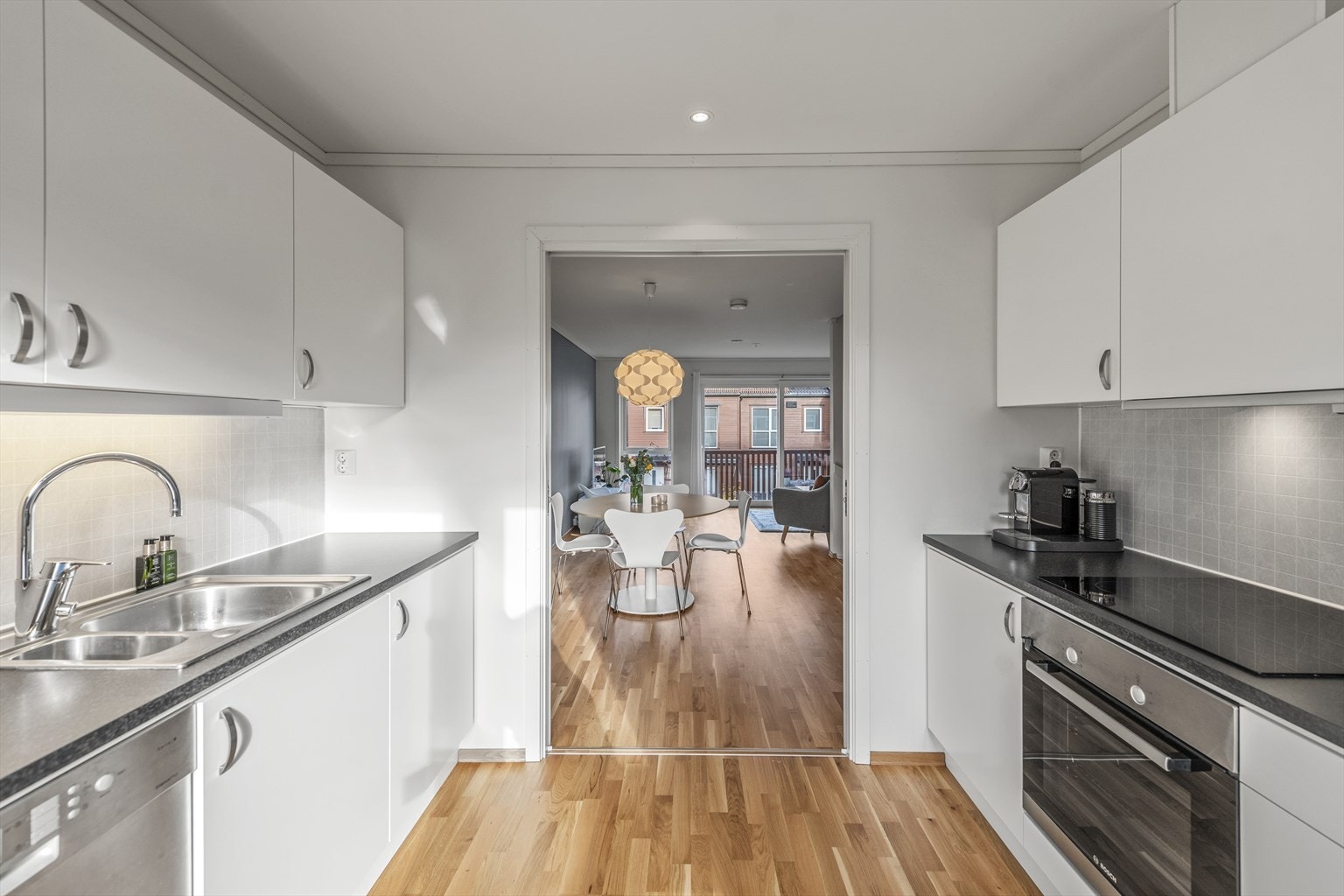 Boligen har et lyst og tiltalende kjøkken, som er praktisk designet på en måte som utnytter plassen godt. Galleribilde