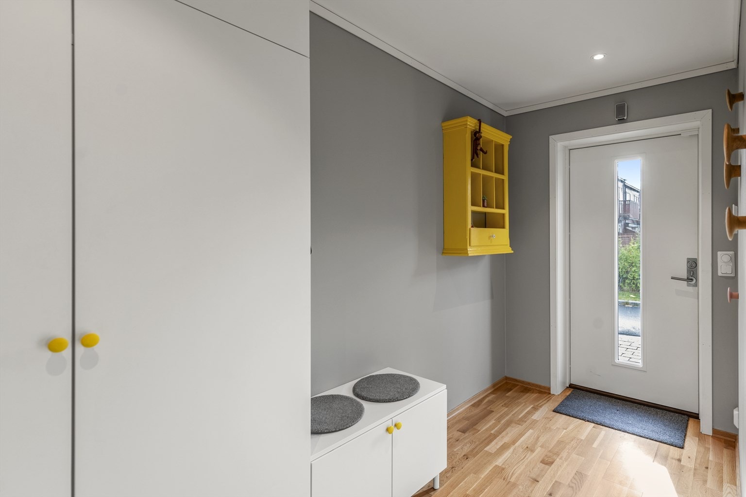 Rommet er holdt i behagelige og tidsriktige farger, noe som gjenspeiler de øvrige rommene i boligen. Galleribilde