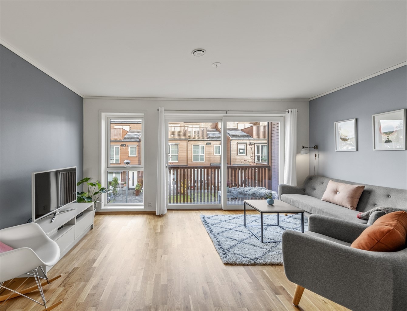 Rommet har store, flotte vindusflater som slipper inn mye lys, samt parkett på gulv og gulvvarme. Galleribilde